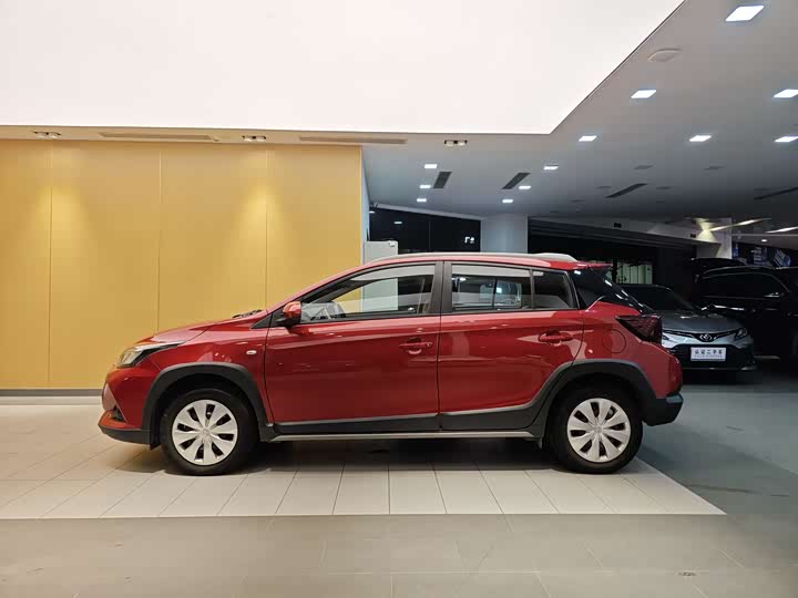 Фото 6 - Toyota Yaris L Hatchback