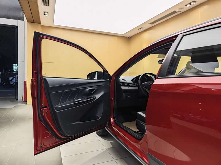 Фото 7 - Toyota Yaris L Hatchback