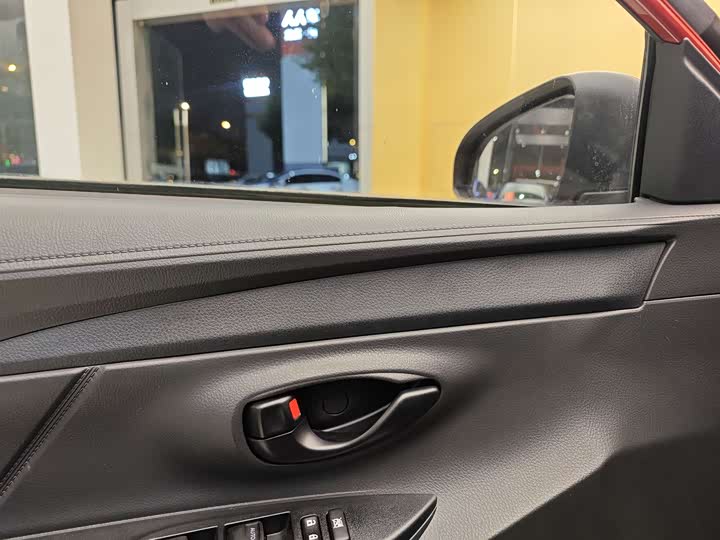 Фото 8 - Toyota Yaris L Hatchback