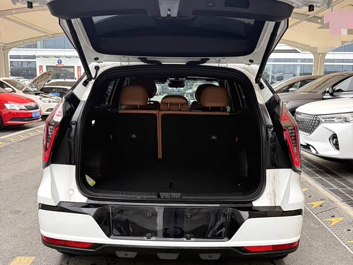 Фото 3 - Geely Atlas L