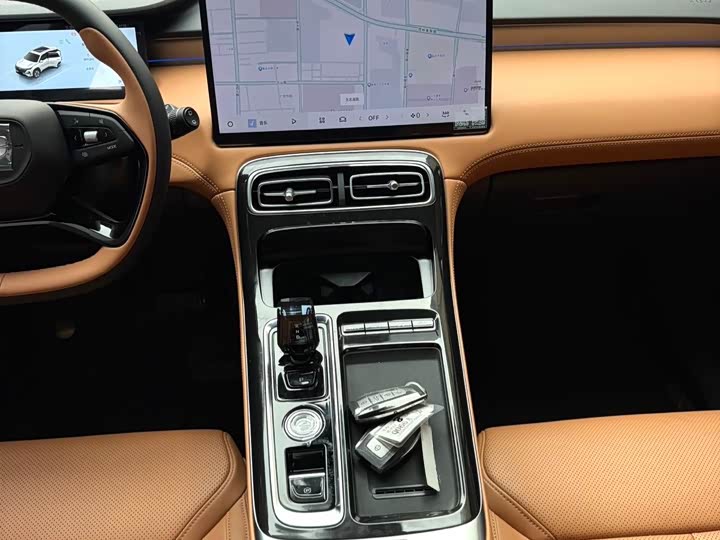 Фото 8 - Geely Atlas L