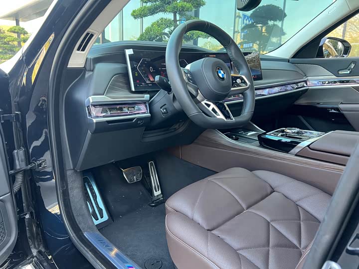 Фото 2 - BMW 7 Series