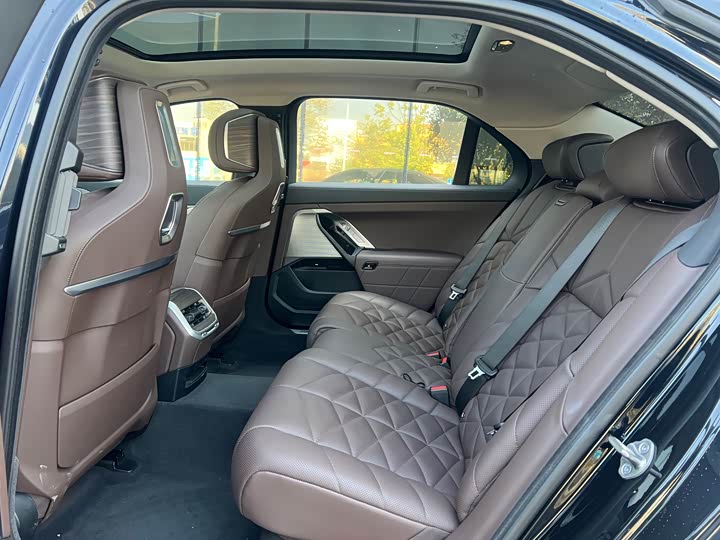 Фото 3 - BMW 7 Series