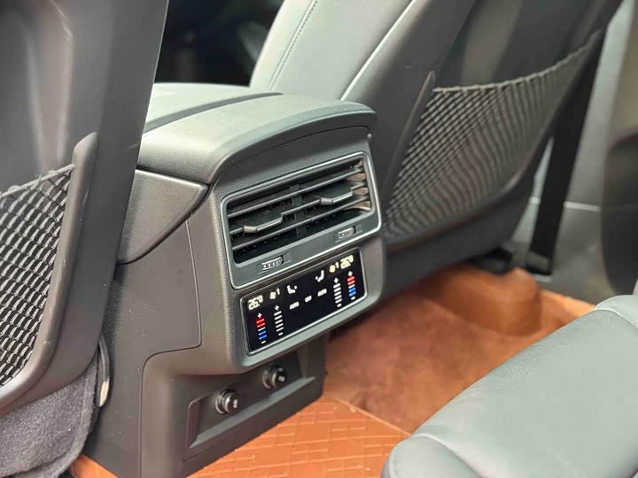 Фото 8 - Audi Q7