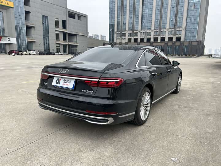 Фото 4 - Audi A8