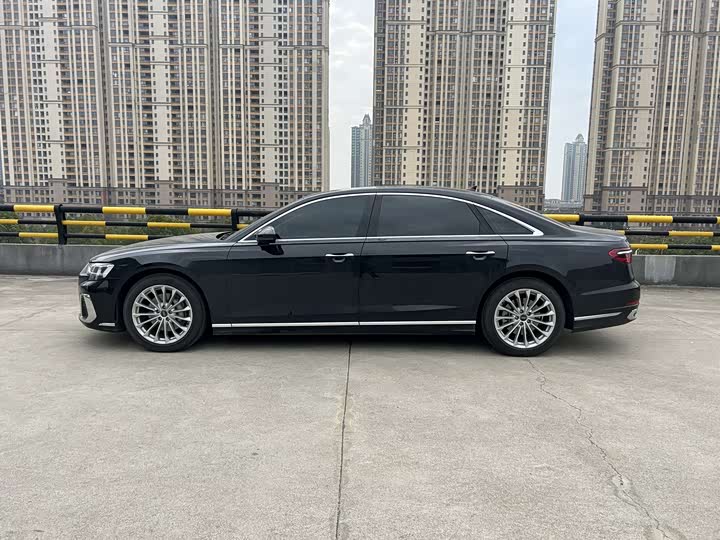 Фото 7 - Audi A8