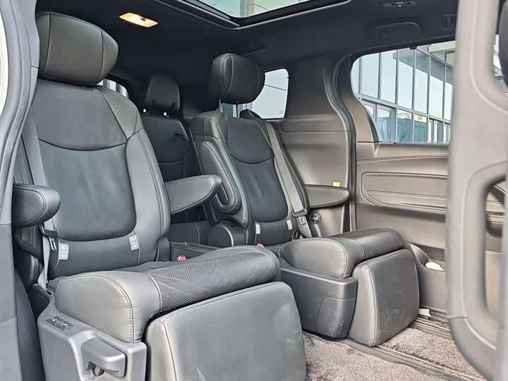 Фото 8 - Toyota Sienna