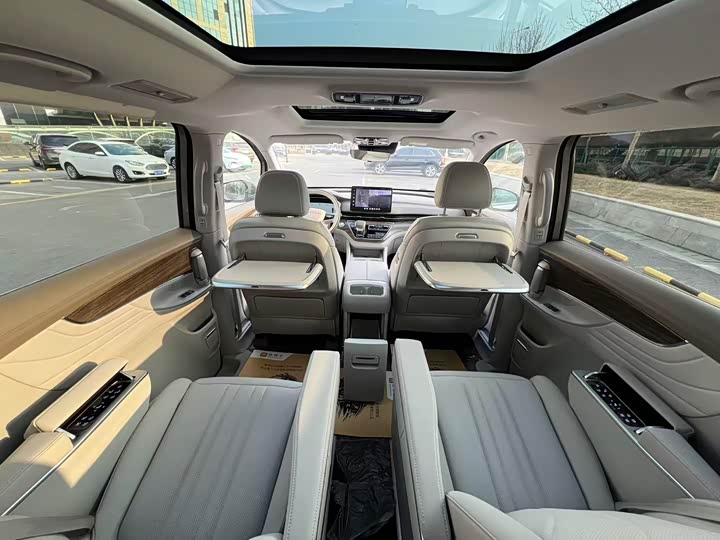 Фото 5 - Roewe iMax 8 EV