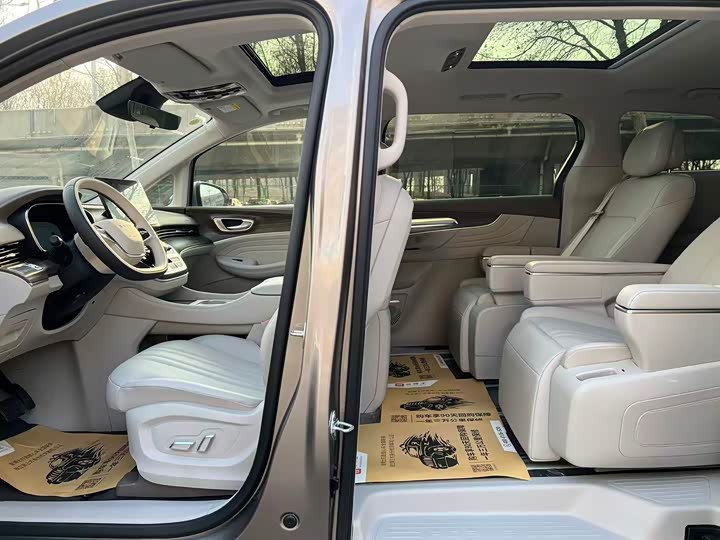 Фото 6 - Roewe iMax 8 EV