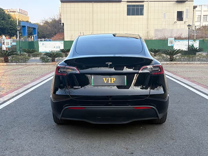 Photo 8 - Tesla Model Y