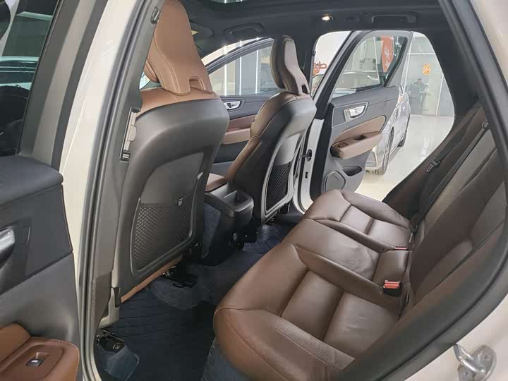 Фото 7 - Volvo XC60