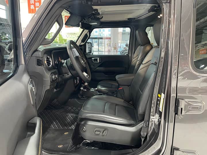 Фото 8 - Jeep Wrangler