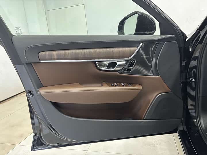 Фото 9 - Volvo S90