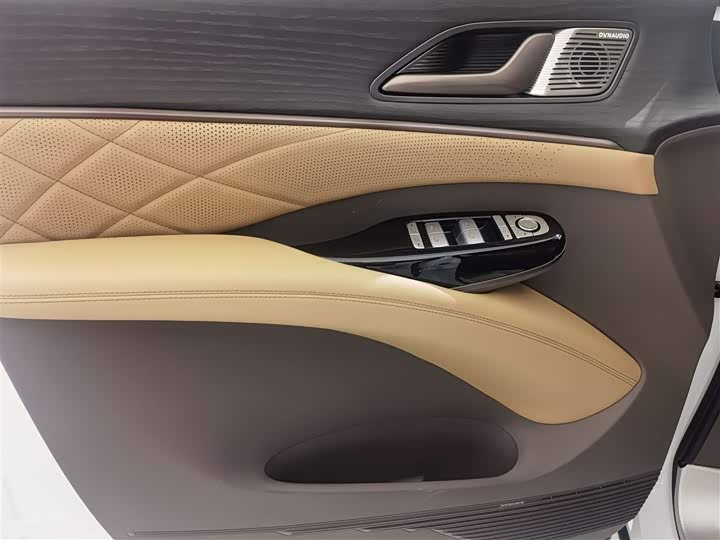 Фото 7 - Denza D9