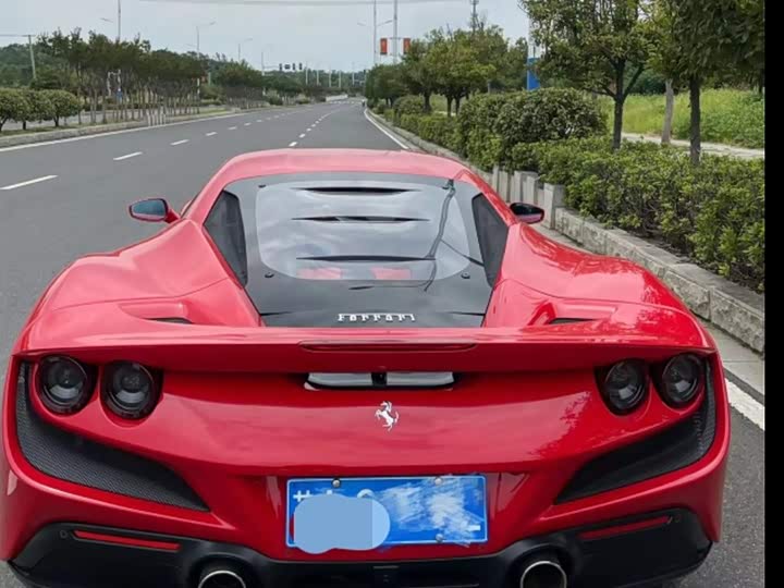 Фото 2 - Ferrari F8