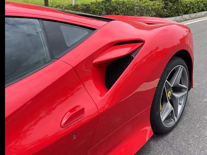 Фото 3 - Ferrari F8