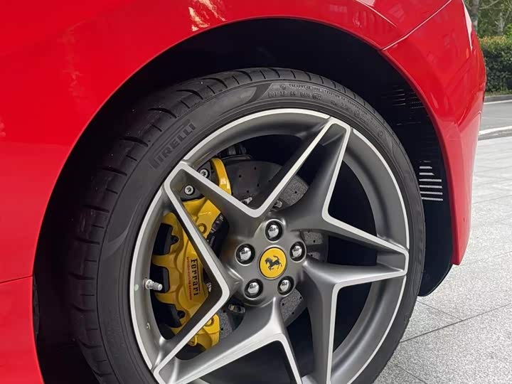 Фото 6 - Ferrari F8