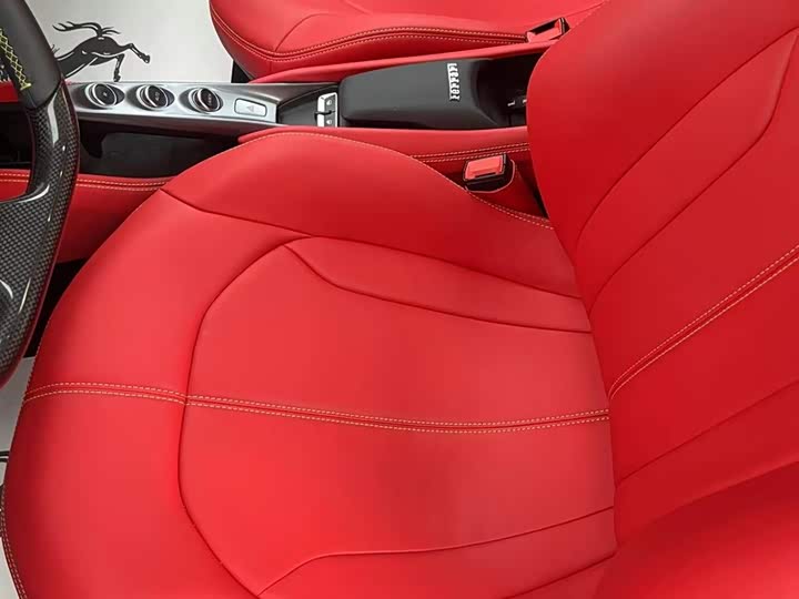 Фото 8 - Ferrari F8