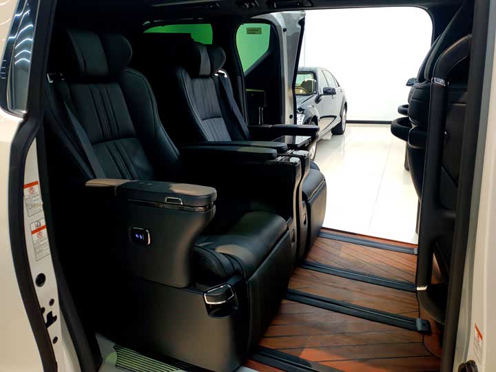 Фото 8 - Toyota Vellfire