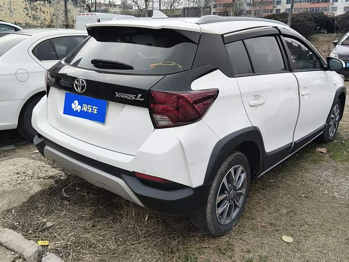 Фото 3 - Toyota Yaris L Hatchback