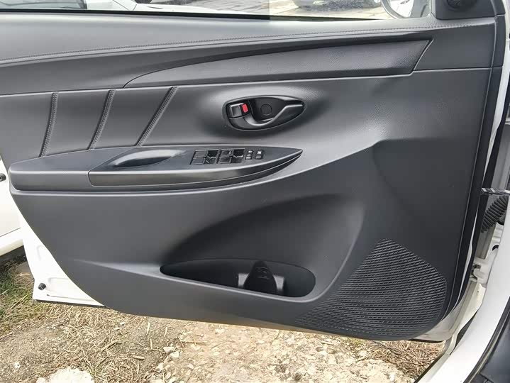 Фото 7 - Toyota Yaris L Hatchback