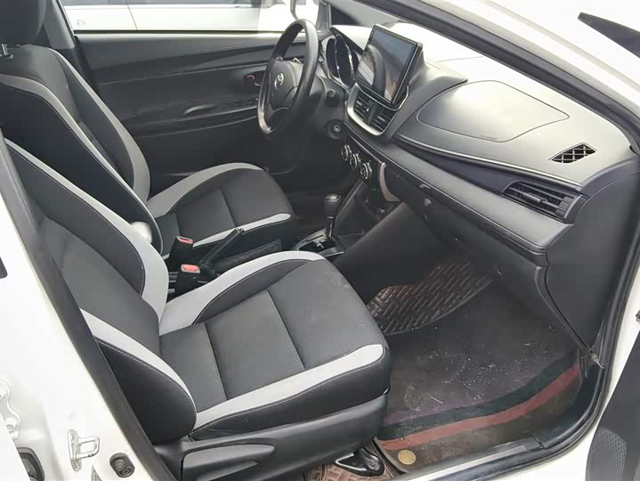 Фото 8 - Toyota Yaris L Hatchback