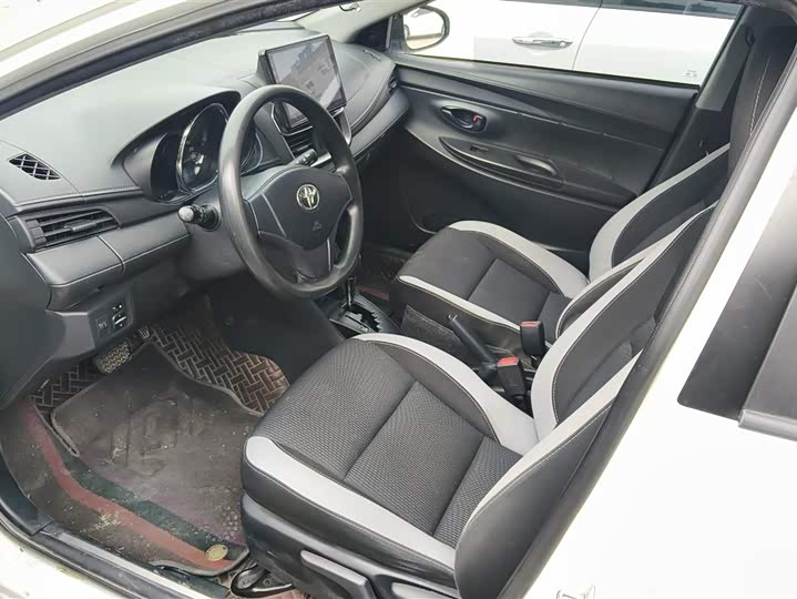 Фото 9 - Toyota Yaris L Hatchback