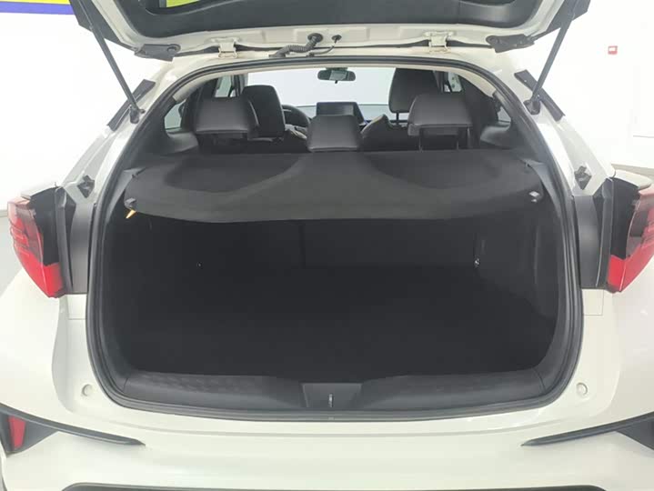 Фото 4 - Toyota C-HR