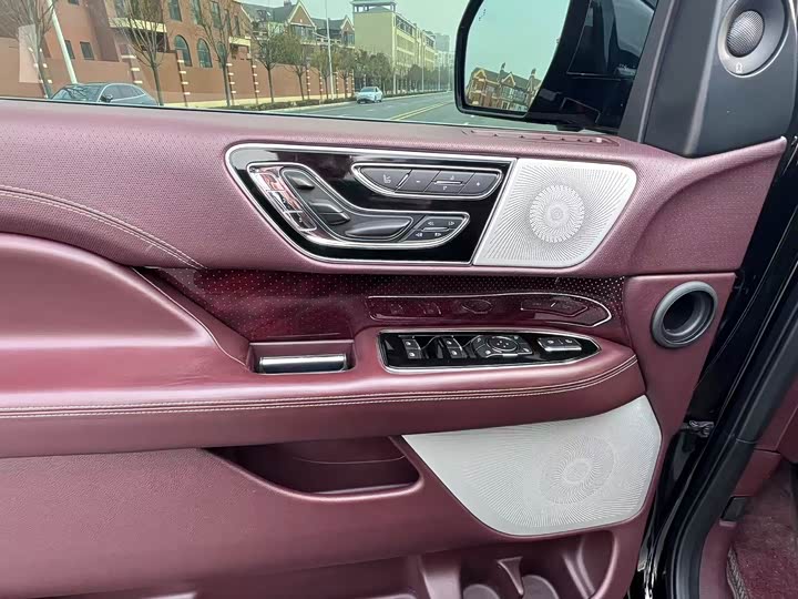 Фото 8 - Lincoln Navigator