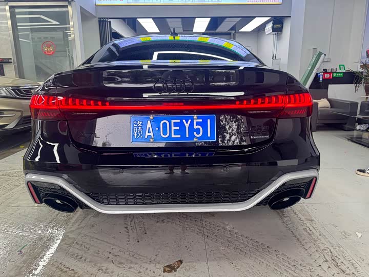 Фото 8 - Audi A7L