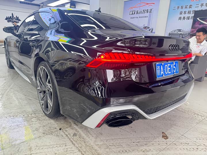 Фото 9 - Audi A7L