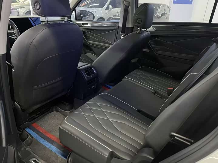 Фото 7 - Volkswagen Tiguan L Pro