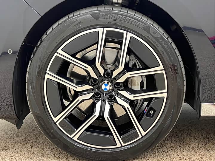 Фото 9 - BMW 7 Series