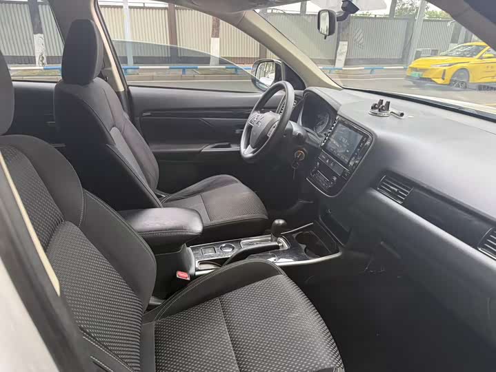 Фото 4 - Mitsubishi Outlander