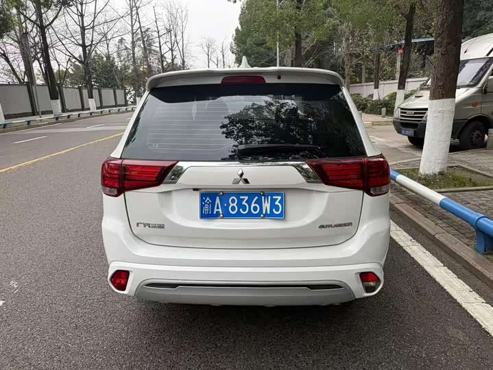 Фото 8 - Mitsubishi Outlander