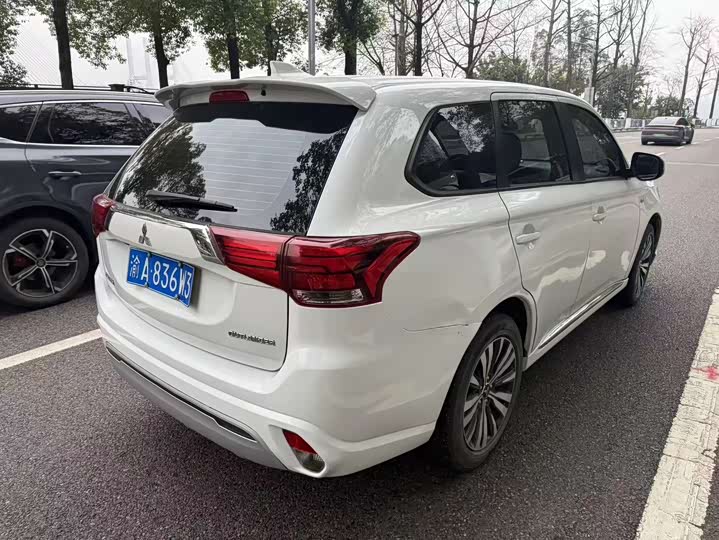 Фото 9 - Mitsubishi Outlander