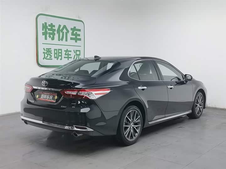 Фото 2 - Toyota Camry