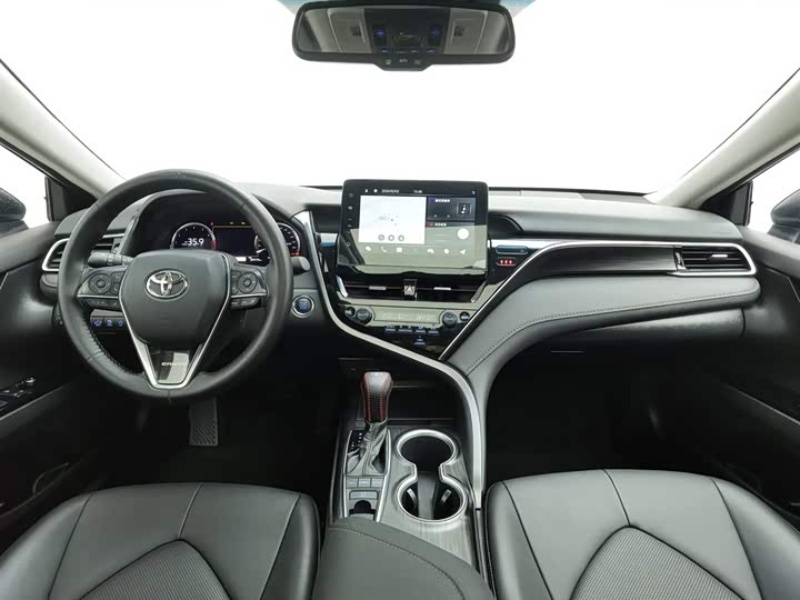 Фото 5 - Toyota Camry