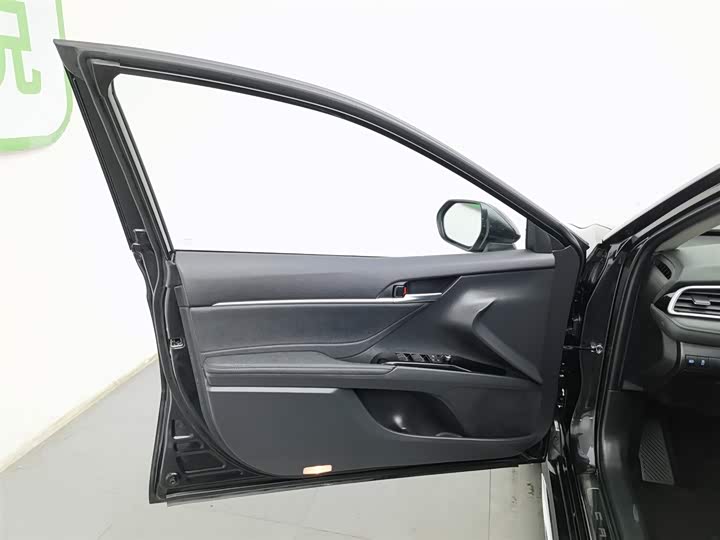 Фото 8 - Toyota Camry