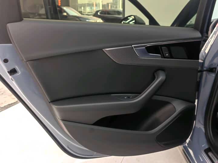 Фото 9 - Audi A4L