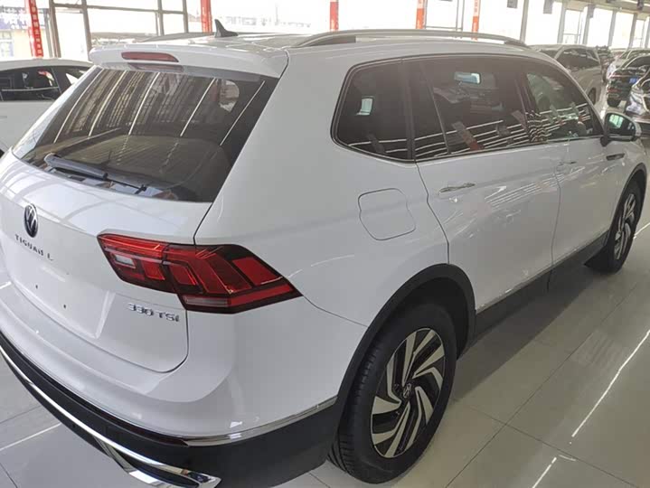 Фото 3 - Volkswagen Tiguan L Pro