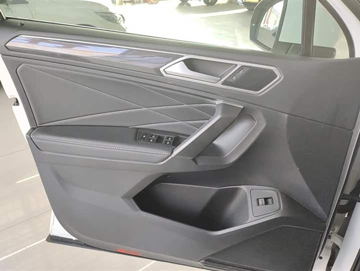 Фото 7 - Volkswagen Tiguan L Pro