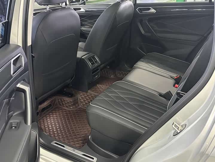 Фото 8 - Volkswagen Tiguan L Pro