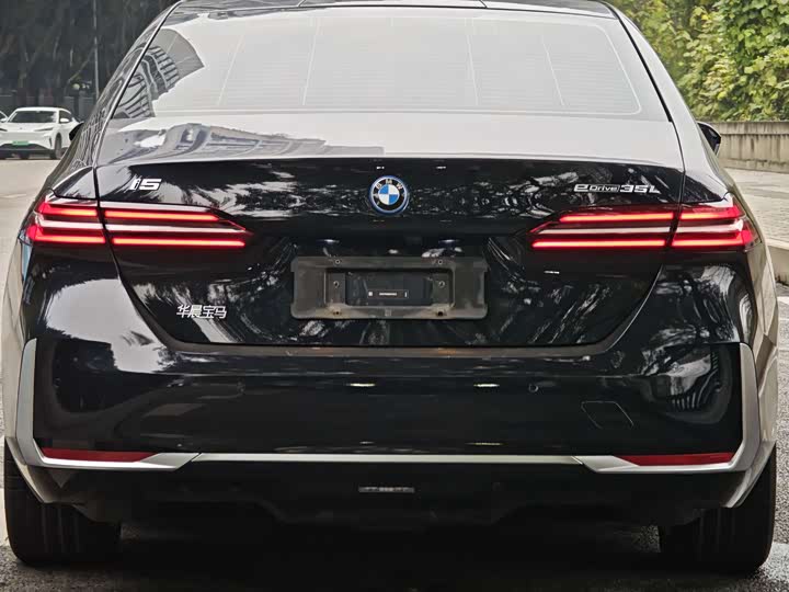 Фото 9 - BMW i5