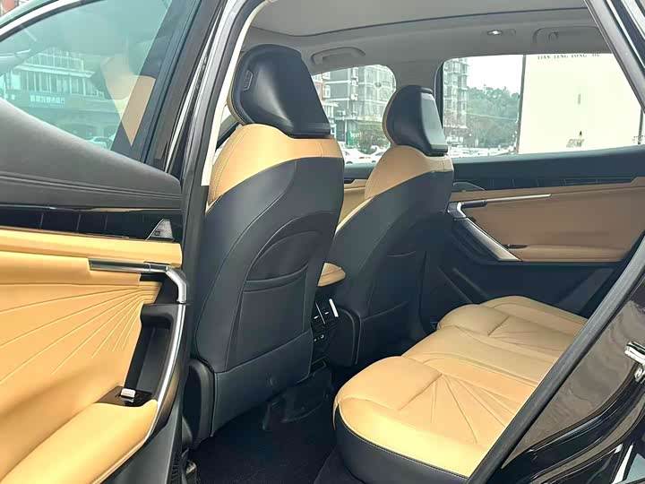 Фото 9 - Geely Atlas L