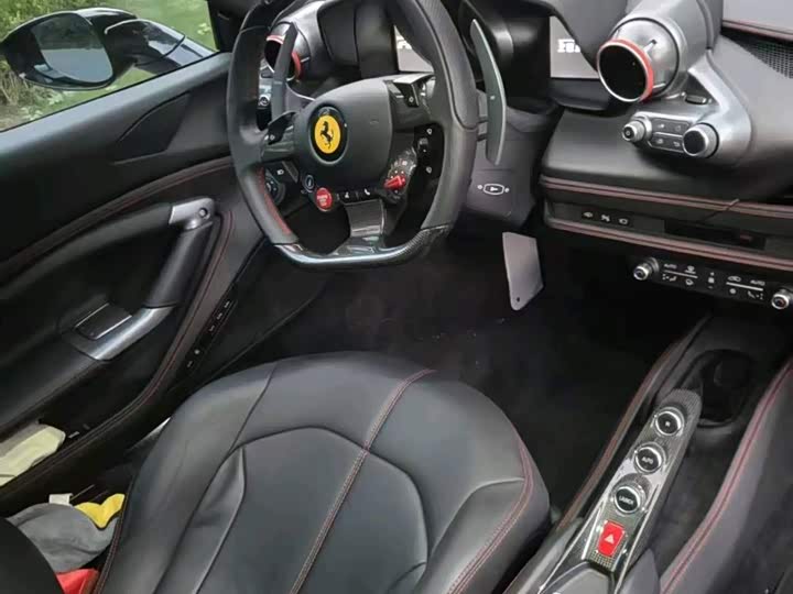 Photo 5 - Ferrari F8