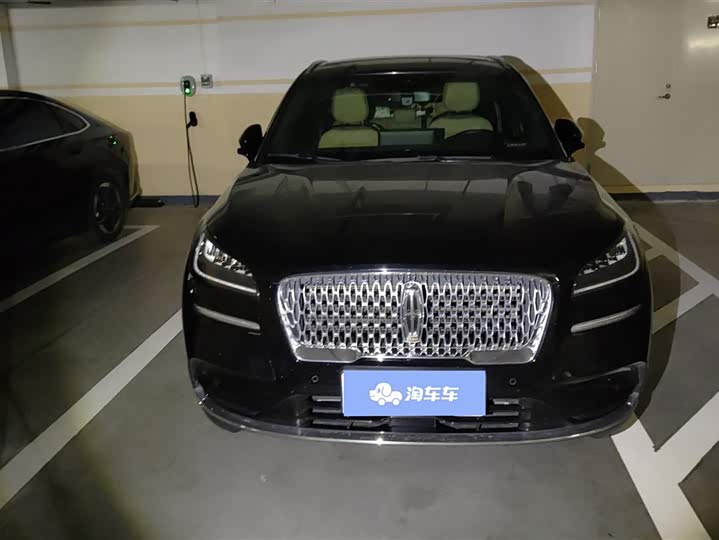 Фото 2 - Lincoln Corsair