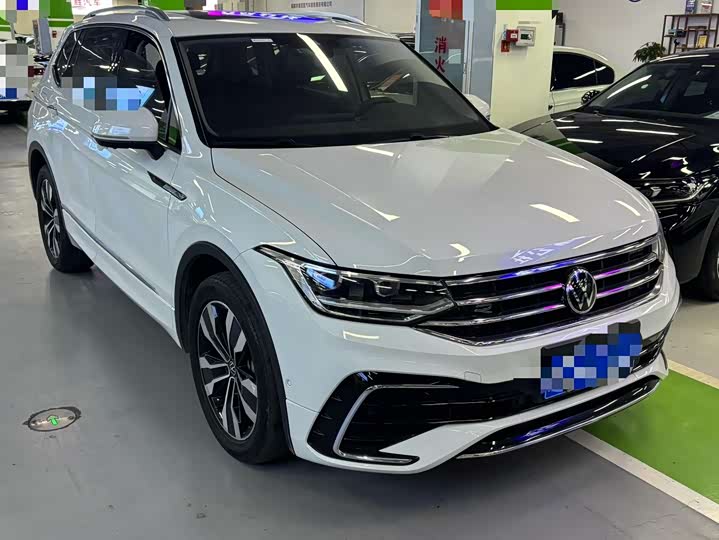 Фото 2 - Volkswagen Tiguan L Pro