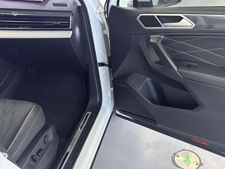 Фото 3 - Volkswagen Tiguan L Pro