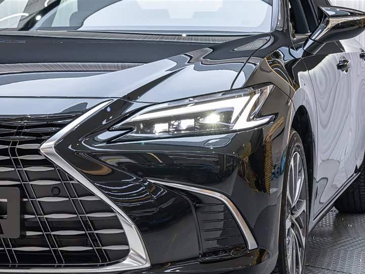 Фото 6 - Lexus ES